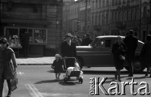Lata 60., Warszawa, Polska.
Przechodnie na skrzyżowaniu ulicy Nowy Świat i Świętokrzyskiej.
Fot. Marek Zürn, zbiory Fundacji Ośrodka KARTA
