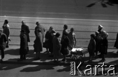 Lata 60., Warszawa, Polska.
Pasażerowie na przystanku tramwajowym w alejach Jerozolimskich.
Fot. Marek Zürn, zbiory Fundacji Ośrodka KARTA