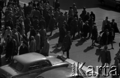 Lata 60., Warszawa, Polska.
Przechodnie na skrzyżowaniu alej Jerozolimskich z ulicą Kruczą.
Fot. Marek Zürn, zbiory Fundacji Ośrodka KARTA