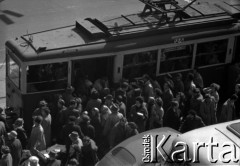 Lata 60., Warszawa, Polska.
Pasażerowie na przystanku tramwajowym w alejach Jerozolimskich.
Fot. Marek Zürn, zbiory Fundacji Ośrodka KARTA