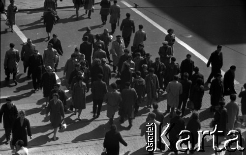 Lata 60., Warszawa, Polska.
Przechodnie na skrzyżowaniu alej Jerozolimskich z ulicą Kruczą.
Fot. Marek Zürn, zbiory Fundacji Ośrodka KARTA
