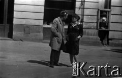Lata 60., Warszawa, Polska.
Kobieta i mężczyzna podczas rozmowy na ulicy.
Fot. Marek Zürn, zbiory Fundacji Ośrodka KARTA
