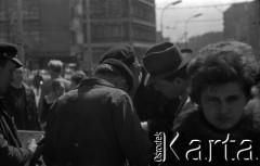 Lata 60., Warszawa, Polska.
Przechodnie na ulicy.
Fot. Marek Zürn, zbiory Fundacji Ośrodka KARTA