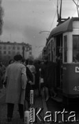 Lata 60., Warszawa, Polska.
Przystanek tramwajowy.
Fot. Marek Zürn, zbiory Fundacji Ośrodka KARTA