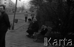 Lata 60., Warszawa, Polska.
Ludzie czekający na przystanku.
Fot. Marek Zürn, zbiory Fundacji Ośrodka KARTA