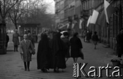 Lata 60., Warszawa, Polska.
Przechodnie na ulicy Krakowskie Przedmieście.
Fot. Marek Zürn, zbiory Fundacji Ośrodka KARTA