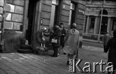 Lata 60., Warszawa, Polska.
Handlarka kwiatami na ulicy Krakowskie Przedmieście róg Miodowej.
Fot. Marek Zürn, zbiory Fundacji Ośrodka KARTA