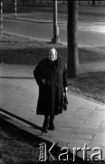 Lata 60., Warszawa, Polska.
Starsza kobieta na ulicy.
Fot. Marek Zürn, zbiory Fundacji Ośrodka KARTA