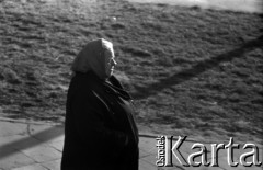 Lata 60., Warszawa, Polska.
Starsza kobieta na ulicy.
Fot. Marek Zürn, zbiory Fundacji Ośrodka KARTA
