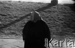 Lata 60., Warszawa, Polska.
Starsza kobieta na ulicy.
Fot. Marek Zürn, zbiory Fundacji Ośrodka KARTA