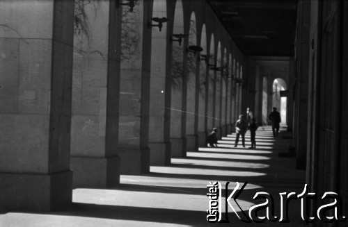 Lata 60., Warszawa, Polska.
Dzieci w podcieniach Domu bez Kantów.
Fot. Marek Zürn, zbiory Fundacji Ośrodka KARTA