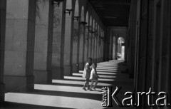 Lata 60., Warszawa, Polska.
Dzieci w podcieniach Domu bez Kantów.
Fot. Marek Zürn, zbiory Fundacji Ośrodka KARTA