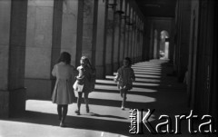 Lata 60., Warszawa, Polska.
Dzieci w podcieniach Domu bez Kantów.
Fot. Marek Zürn, zbiory Fundacji Ośrodka KARTA