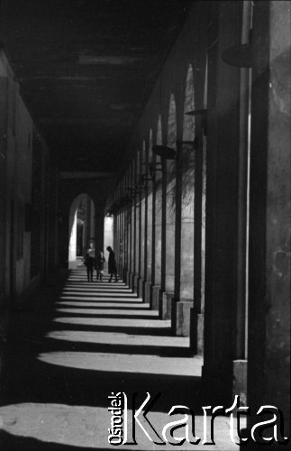 Lata 60., Warszawa, Polska.
Dzieci w podcieniach Domu bez Kantów.
Fot. Marek Zürn, zbiory Fundacji Ośrodka KARTA