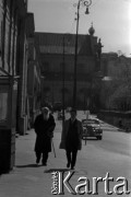 Lata 60., Warszawa, Polska.
Przechodnie na ulicy Krakowskie Przedmieście.
Fot. Marek Zürn, zbiory Fundacji Ośrodka KARTA