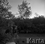 Lata 60., Warszawa, Polska.
Spacer.
Fot. Marek Zürn, zbiory Fundacji Ośrodka KARTA