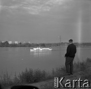 Lata 60., Warszawa, Polska.
Mężczyzna nad Wisłą.
Fot. Marek Zürn, zbiory Fundacji Ośrodka KARTA