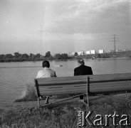 Lata 60., Warszawa, Polska.
Para ludzi na ławce nad Wisłą.
Fot. Marek Zürn, zbiory Fundacji Ośrodka KARTA