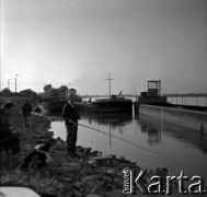 Lata 60., Warszawa, Polska.
Mężczyzna wędkujący nad Wisłą.
Fot. Marek Zürn, zbiory Fundacji Ośrodka KARTA
