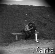 Lata 60., Warszawa, Polska.
Kobieta i mężczyzna podczas rozmowy na ławce.
Fot. Marek Zürn, zbiory Fundacji Ośrodka KARTA