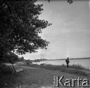 Lata 60., Warszawa, Polska.
Chłopiec spacerujący nad Wisłą, w głębi elektrociepłownia Żerań.
Fot. Marek Zürn, zbiory Fundacji Ośrodka KARTA