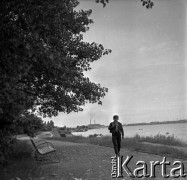Lata 60., Warszawa, Polska.
Chłopiec spacerujący nad Wisłą, w głębi elektrociepłownia Żerań.
Fot. Marek Zürn, zbiory Fundacji Ośrodka KARTA