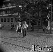 Lata 60., Warszawa, Polska.
Kobieta i mężczyzna na ulicy.
Fot. Marek Zürn, zbiory Fundacji Ośrodka KARTA
