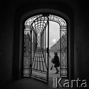 Lata 60., Warszawa, Polska.
Dziewczynka za ozdobną bramą.
Fot. Marek Zürn, zbiory Fundacji Ośrodka KARTA