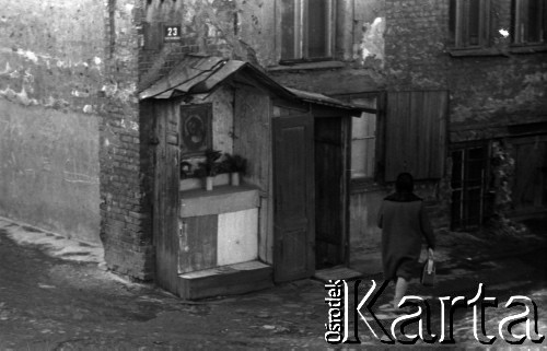Lata 60., Warszawa, Polska.
Kapliczka podwórkowa.
Fot. Marek Zürn, zbiory Fundacji Ośrodka KARTA