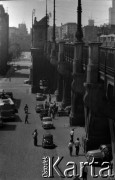 Lata 60., Warszawa, Polska.
Giełda samochodowa pod mostem Poniatowskiego.
Fot. Marek Zürn, zbiory Fundacji Ośrodka KARTA