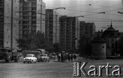 Lata 60., Warszawa, Polska.
Plac Dzierżyńskiego (obecnie Bankowy) i aleja Świerczewskiego (obecnie Solidarności), z prawej Gruba Kaśka.
Fot. Marek Zürn, zbiory Fundacji Ośrodka KARTA