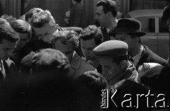 Lata 60., Warszawa, Polska.
Mężczyźni zgromadzeni prawdopodobnie wokół ulicznej gry hazardowej 