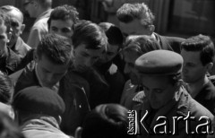 Lata 60., Warszawa, Polska.
Mężczyźni zgromadzeni prawdopodobnie wokół ulicznej gry hazardowej 
