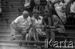 Lata 60., Warszawa, Polska.
Grupa osób na widowni stadionu.
Fot. Marek Zürn, zbiory Fundacji Ośrodka KARTA