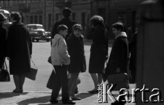 Lata 60., Warszawa, Polska.
Przechodnie na ulicy Nowy Świat.
Fot. Marek Zürn, zbiory Fundacji Ośrodka KARTA