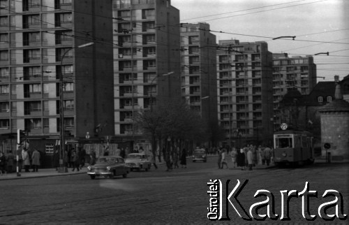 Lata 60., Warszawa, Polska.
Plac Dzierżyńskiego (obecnie Bankowy) i aleja Świerczewskiego (obecnie Solidarności), z prawej Gruba Kaśka.
Fot. Marek Zürn, zbiory Fundacji Ośrodka KARTA