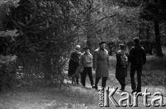 Lata 60., Warszawa, Polska.
Spacer w parku.
Fot. Marek Zürn, zbiory Fundacji Ośrodka KARTA