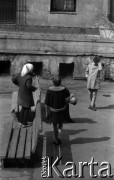 Lata 60., Warszawa, Polska.
Dzieci na podwórku.
Fot. Marek Zürn, zbiory Fundacji Ośrodka KARTA