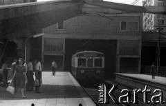 Lata 60., Warszawa, Polska.
Stacja PKP Warszawa Powiśle.
Fot. Marek Zürn, zbiory Fundacji Ośrodka KARTA