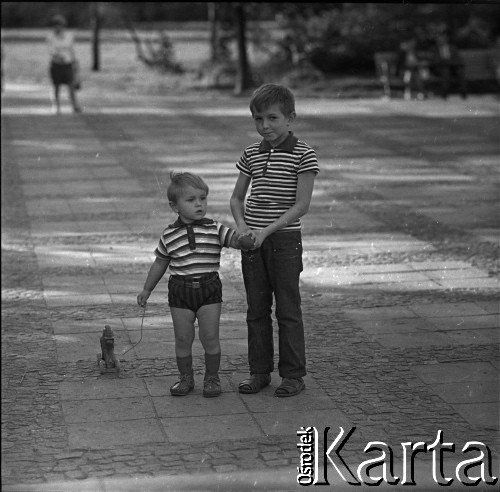 Lata 60., Warszawa, Polska.
Bracia w parku na placu Defilad.
Fot. Marek Zürn, zbiory Fundacji Ośrodka KARTA