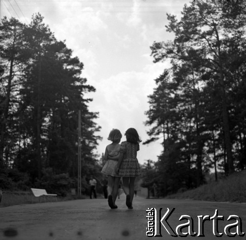 Lata 60., Warszawa, Polska.
Dziewczynki w Lesie Bielańskim.
Fot. Marek Zürn, zbiory Fundacji Ośrodka KARTA