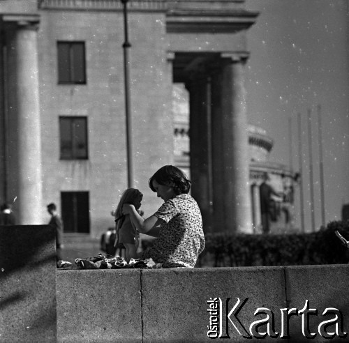 Lata 60., Warszawa, Polska.
Dziewczynka z lalką przy Pałacu Kultury i Nauki.
Fot. Marek Zürn, zbiory Fundacji Ośrodka KARTA
