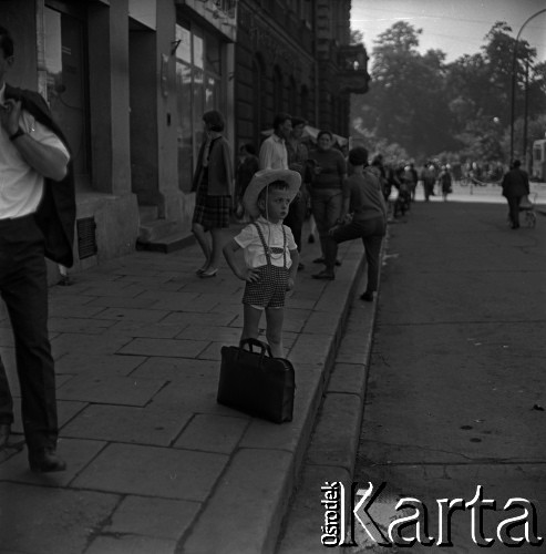 Lata 60., Płock, Polska.
Chłopiec z teczką na ulicy.
Fot. Marek Zürn, zbiory Fundacji Ośrodka KARTA