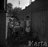 Lata 60., Warszawa, Polska.
Dzieci przy ogrodzeniu.
Fot. Marek Zürn, zbiory Fundacji Ośrodka KARTA