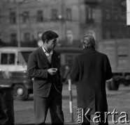 Lata 60., Warszawa, Polska.
Mężczyźni na ulicy.
Fot. Marek Zürn, zbiory Fundacji Ośrodka KARTA