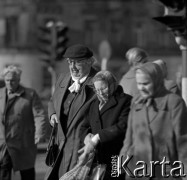 Lata 60., Warszawa, Polska.
Przechodnie na ulicy.
Fot. Marek Zürn, zbiory Fundacji Ośrodka KARTA