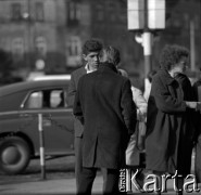 Lata 60., Warszawa, Polska.
Scenka uliczna.
Fot. Marek Zürn, zbiory Fundacji Ośrodka KARTA