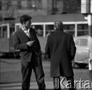 Lata 60., Warszawa, Polska.
Mężczyźni na ulicy.
Fot. Marek Zürn, zbiory Fundacji Ośrodka KARTA