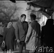 Lata 60., Warszawa, Polska.
Mężczyźni na ulicy.
Fot. Marek Zürn, zbiory Fundacji Ośrodka KARTA