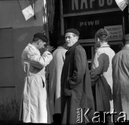 Lata 60., Warszawa, Polska.
Mężczyźni w beretach przed punktem sprzedaży piwa.
Fot. Marek Zürn, zbiory Fundacji Ośrodka KARTA